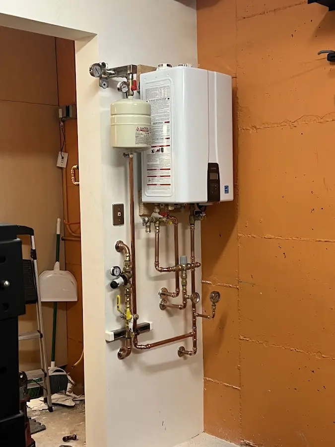 Plumbing technician inspecting water heater connections in Saltillo